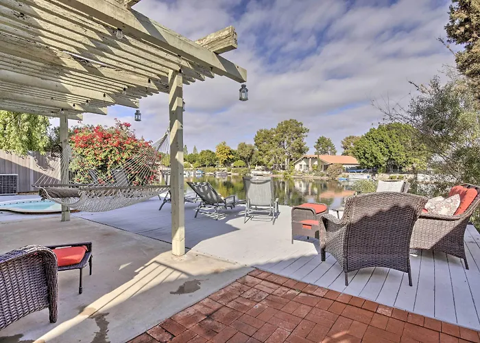 Sun Deck, Hot Tub! Lakefront House *